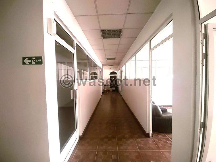  مكتب تجاري بمساحة 125 متر مربع للإيجار في سترة  2