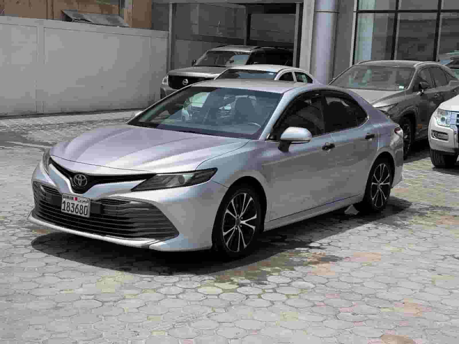 Toyota Camry LE Hybrid 2020 (Silver)