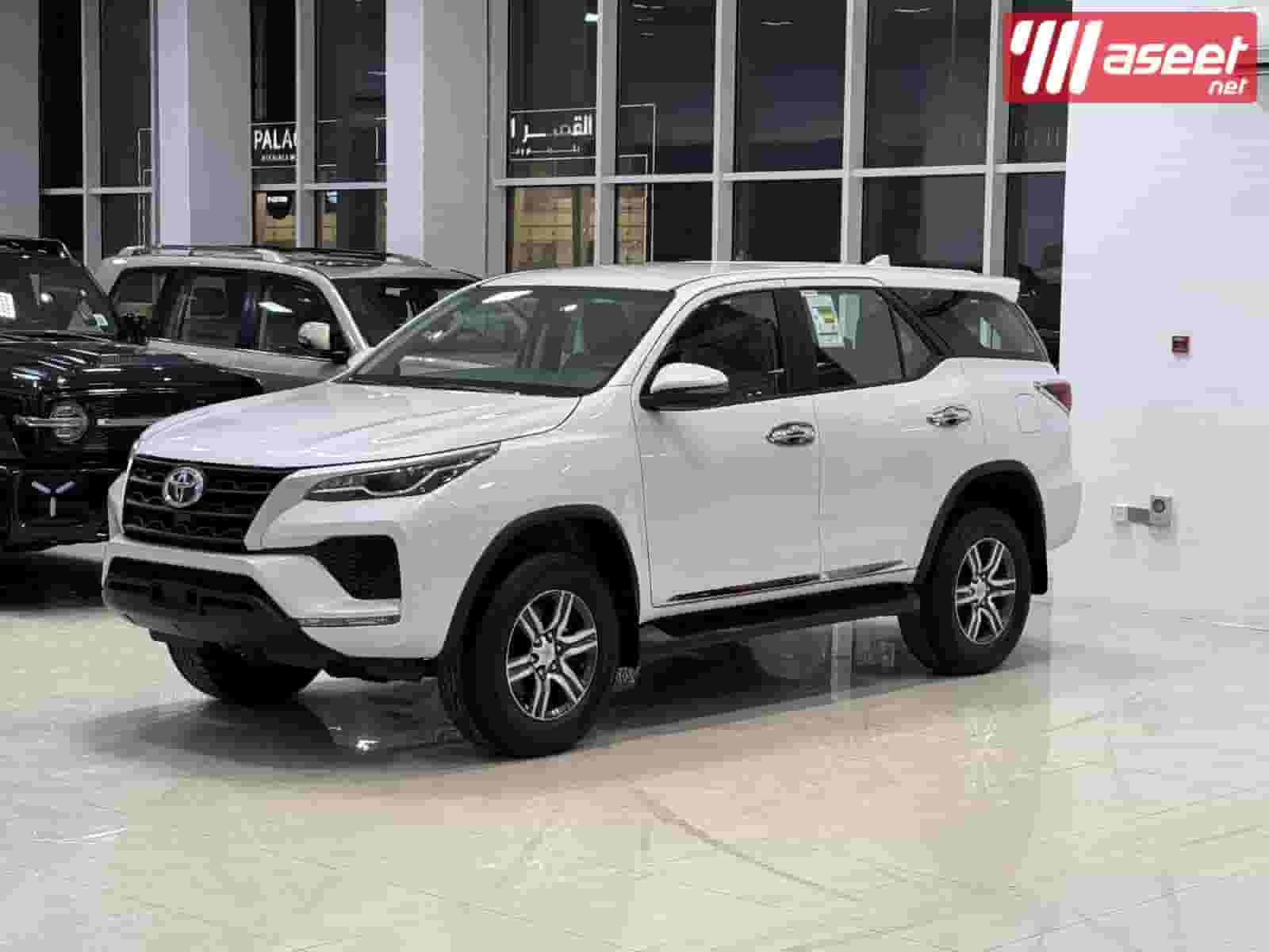 Toyota Fortuner 2025 (White)