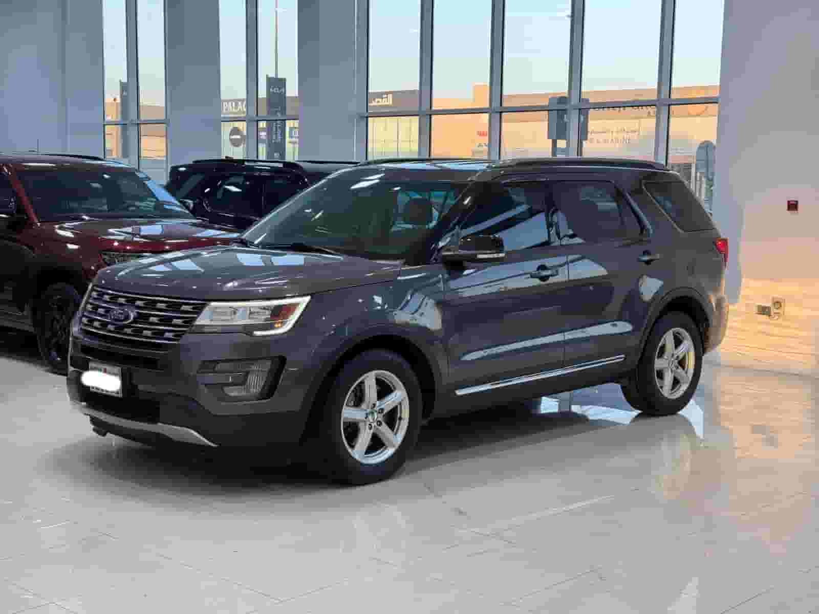 Ford Explorer 2017 (Grey)