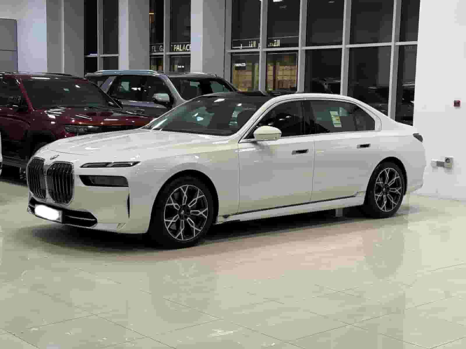 بي إم دبليو 740i 2023 (أبيض)