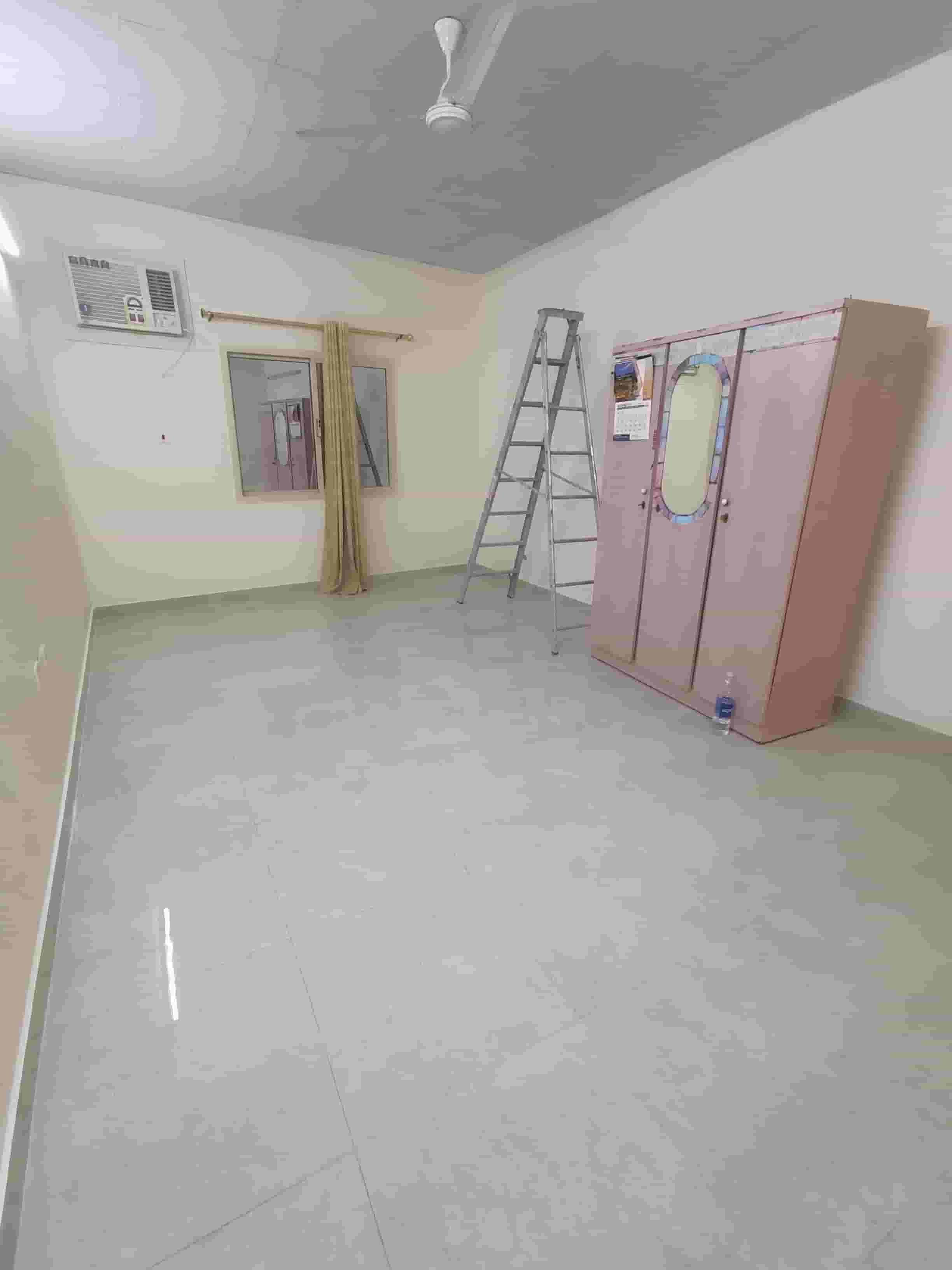 Studio for rent in Ras Rumman second floor