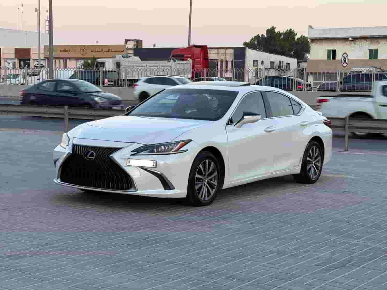 للبيع سياره لكزس ES-300h 2019  