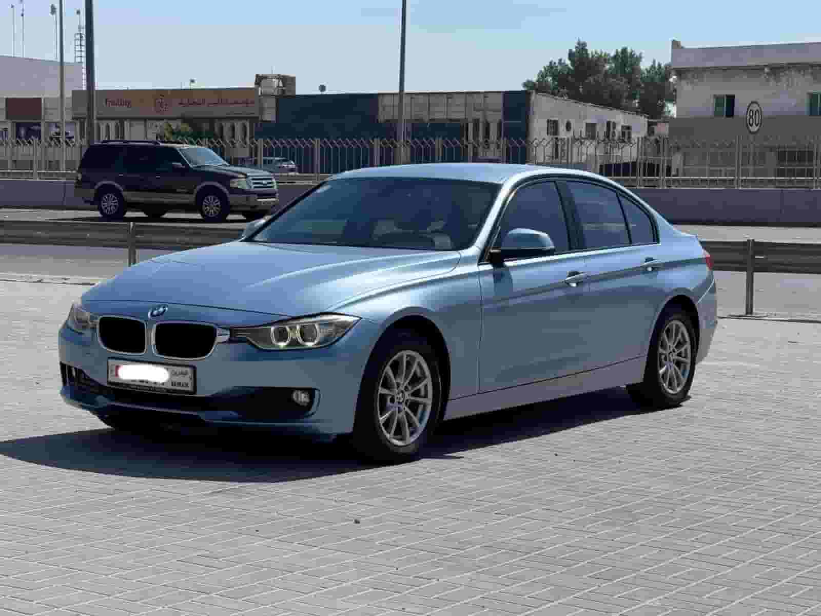 للبيع سياره بي إم دبليو 316i 2015 (أزرق)