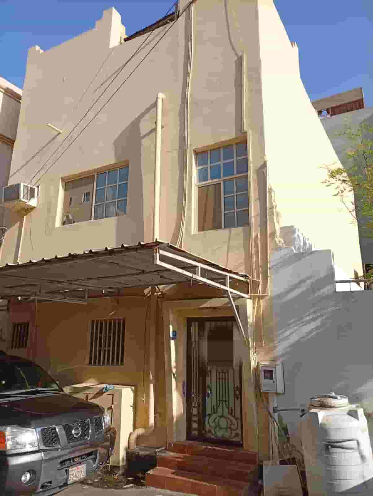 A house in Muharraq for those who want to live in quiet places