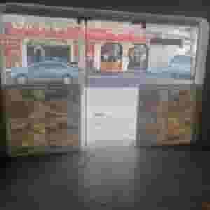 للايجار محل تجاري علي شارع حيوي وعام في الرفاع