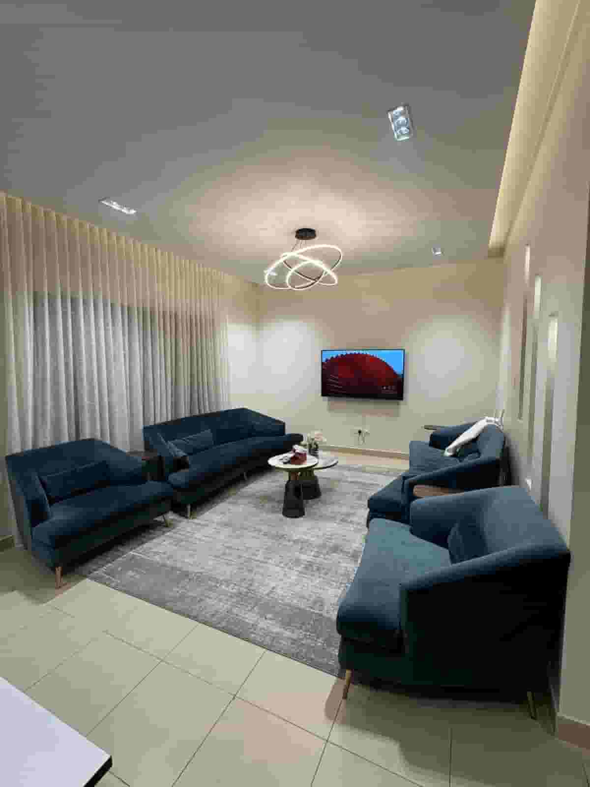 للبيع فيلا في ديرة العيون على زاويه مؤثثه با الكامل