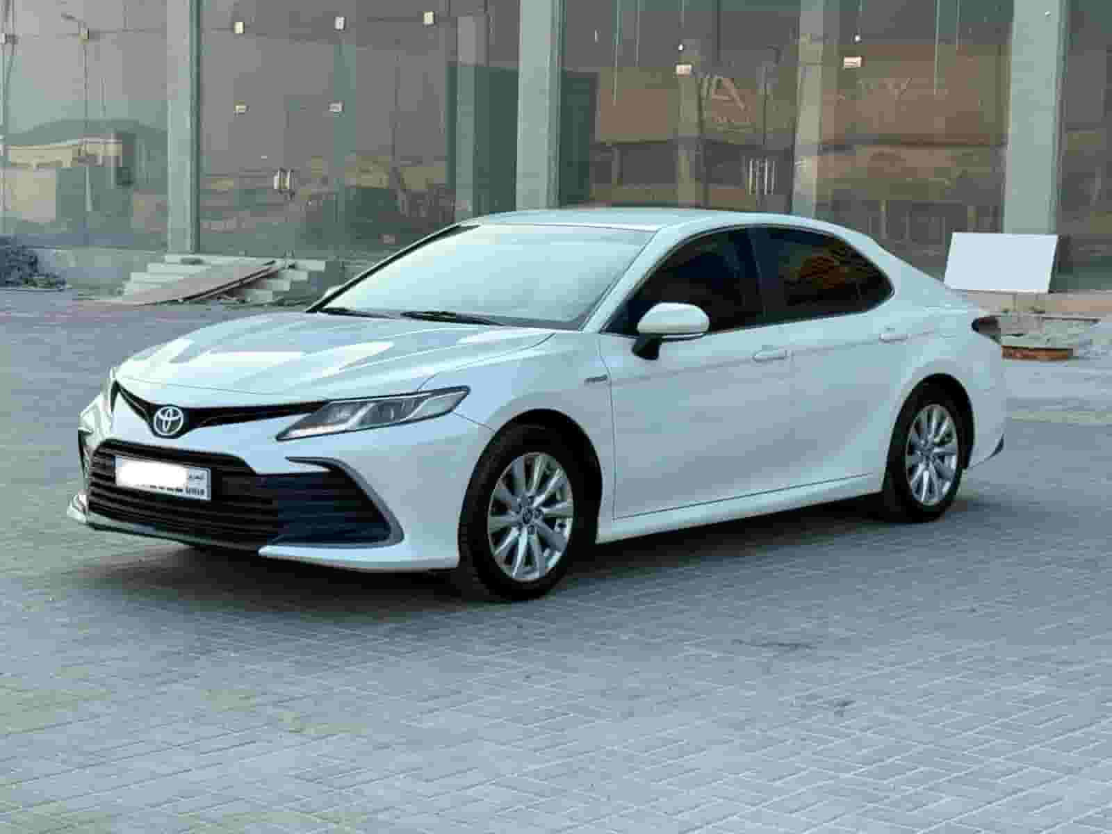 Toyota Camry LE Hybrid 2022 (White)