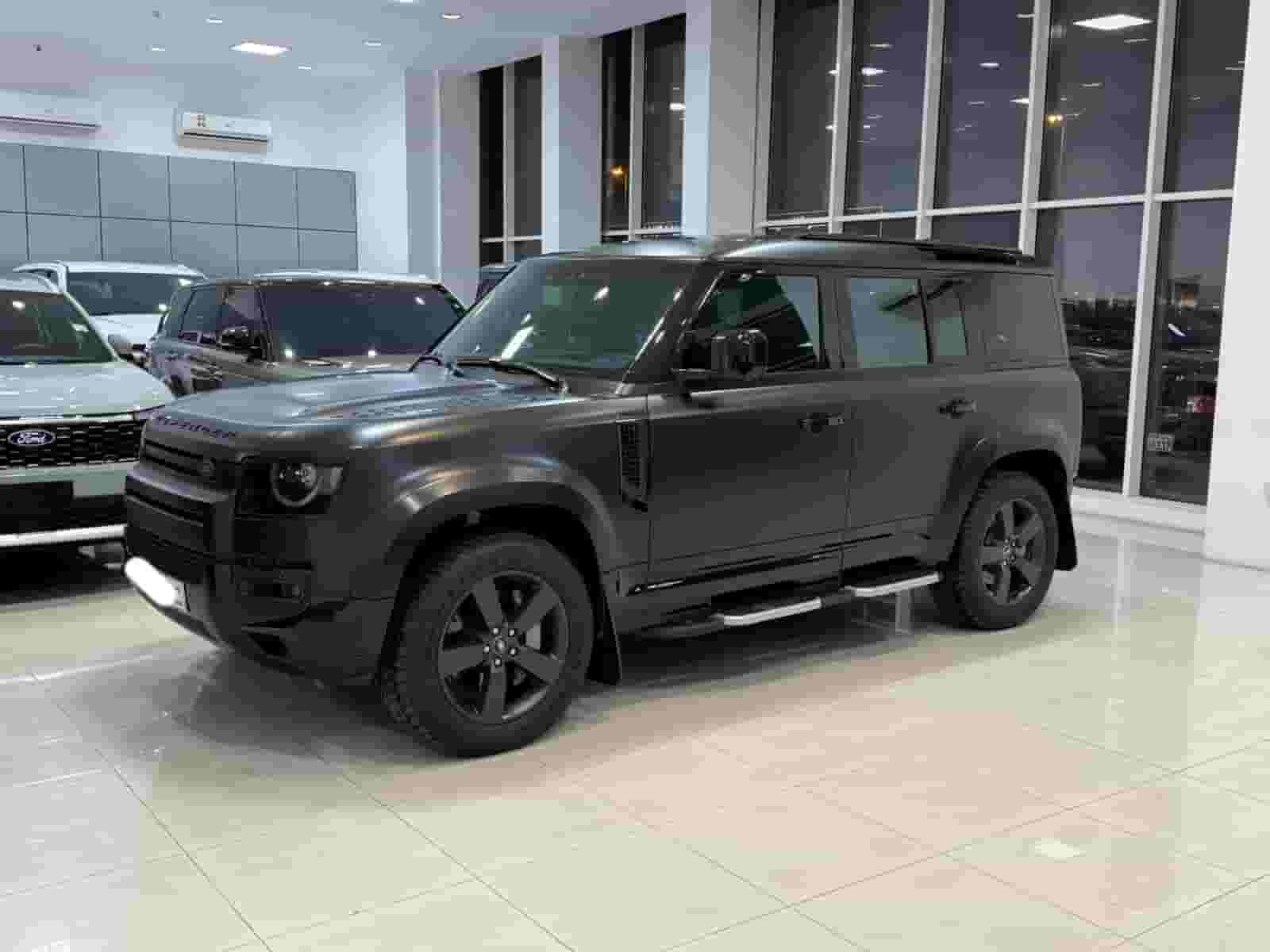 لاند روفر ديفندر P400/2024 (أسود)