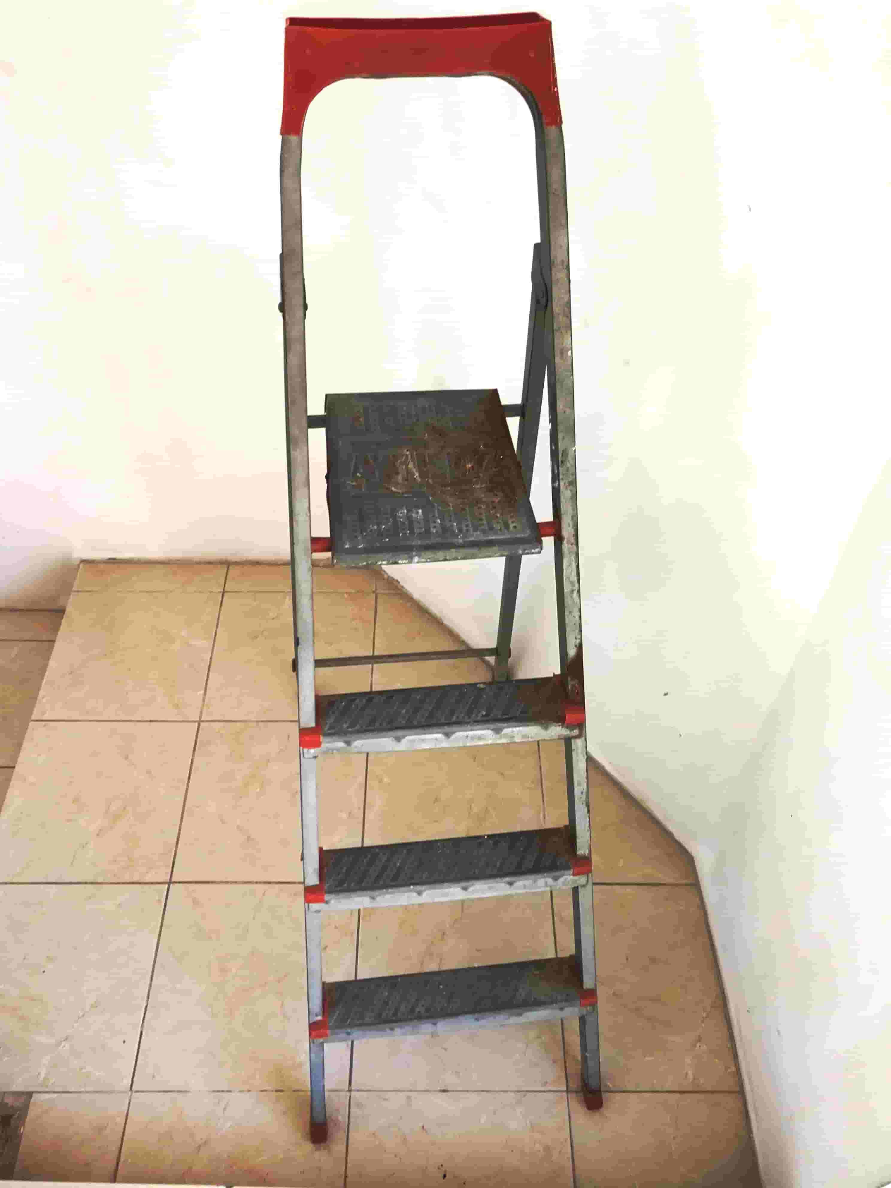 4-step iron ladder is almost new. 4-step iron ladder, almost new.