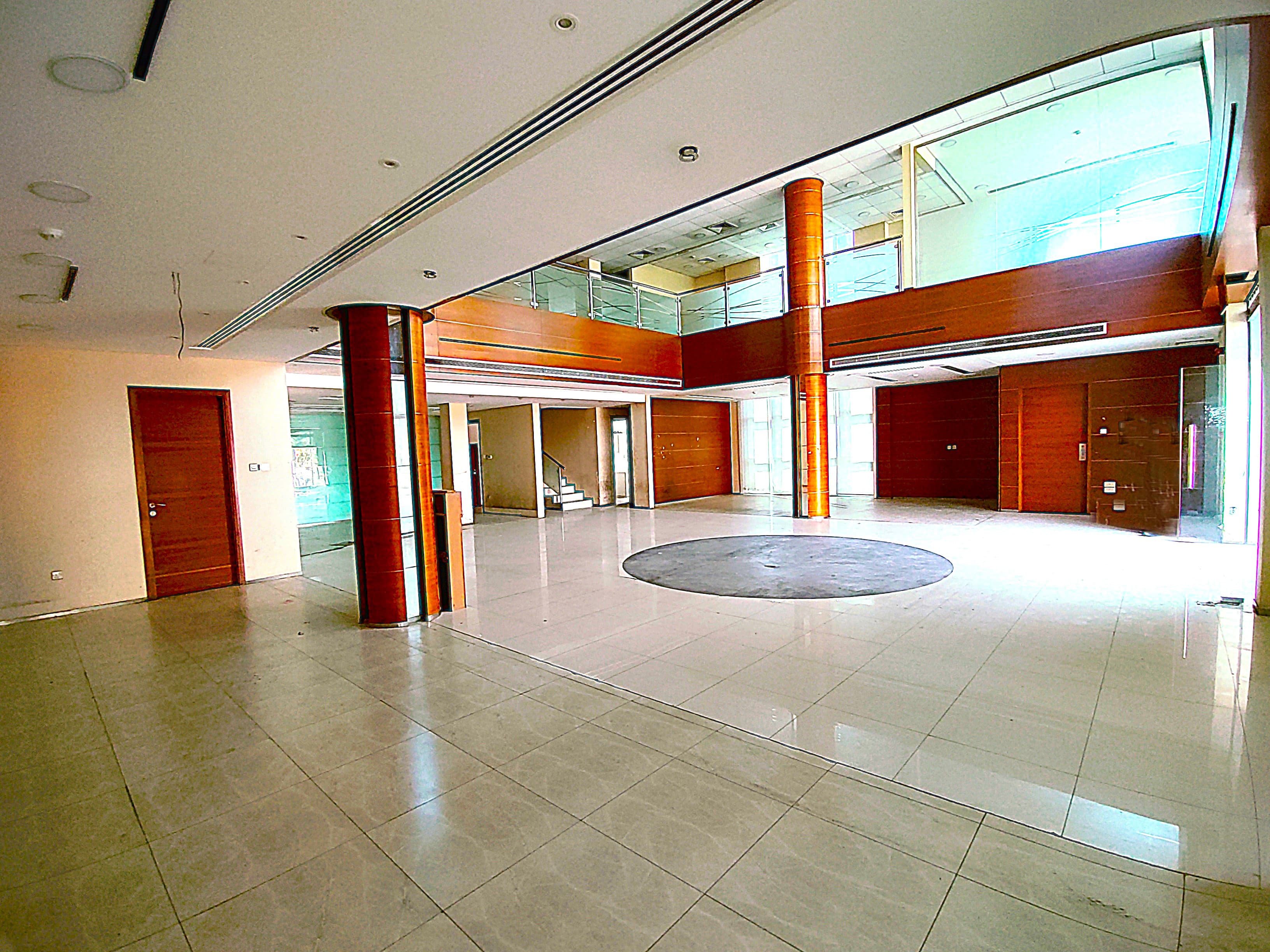 A commercial showroom for rent  8