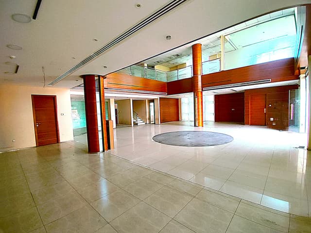 A commercial showroom for rent 