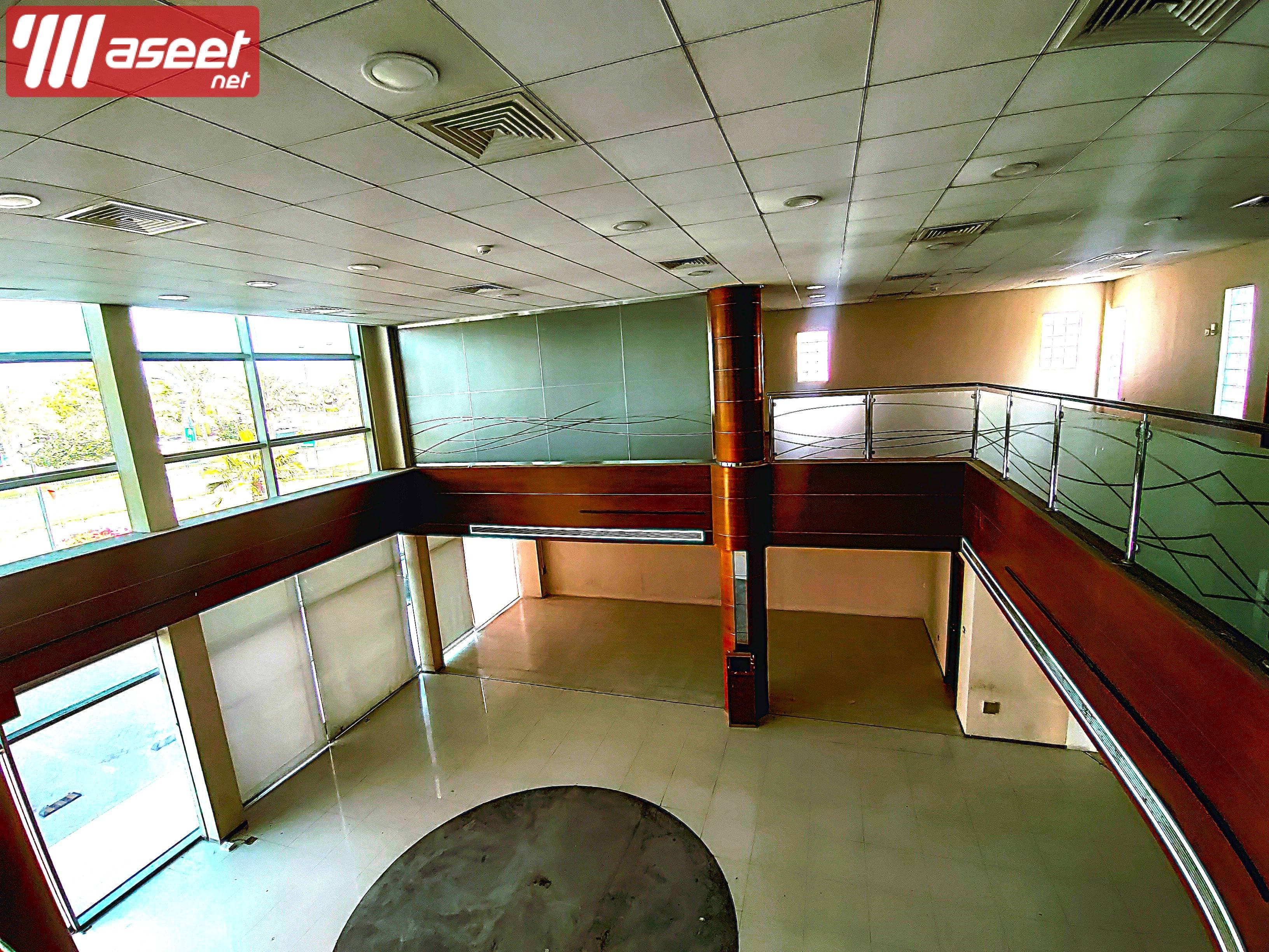 A commercial showroom for rent  6