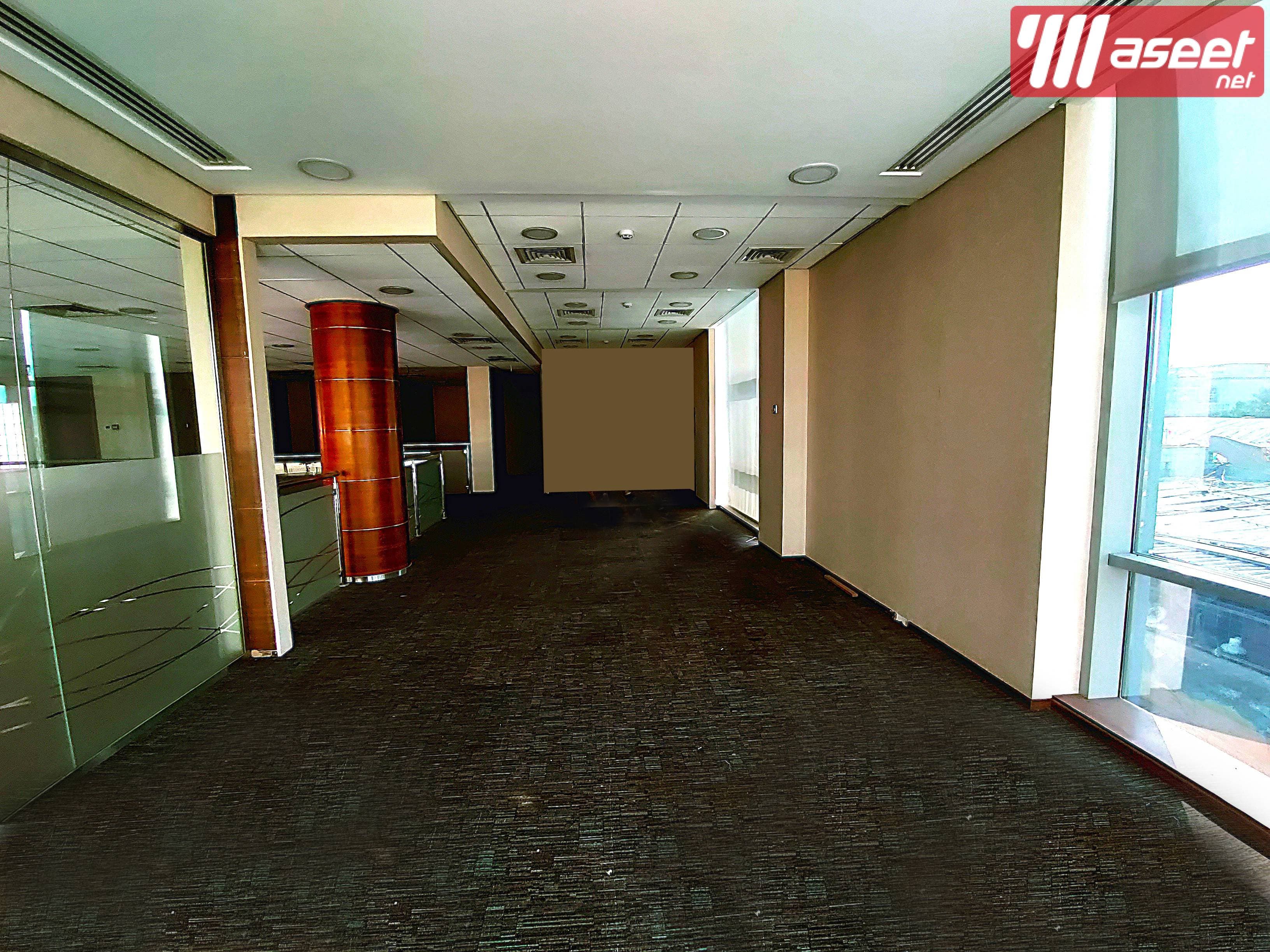 A commercial showroom for rent  9