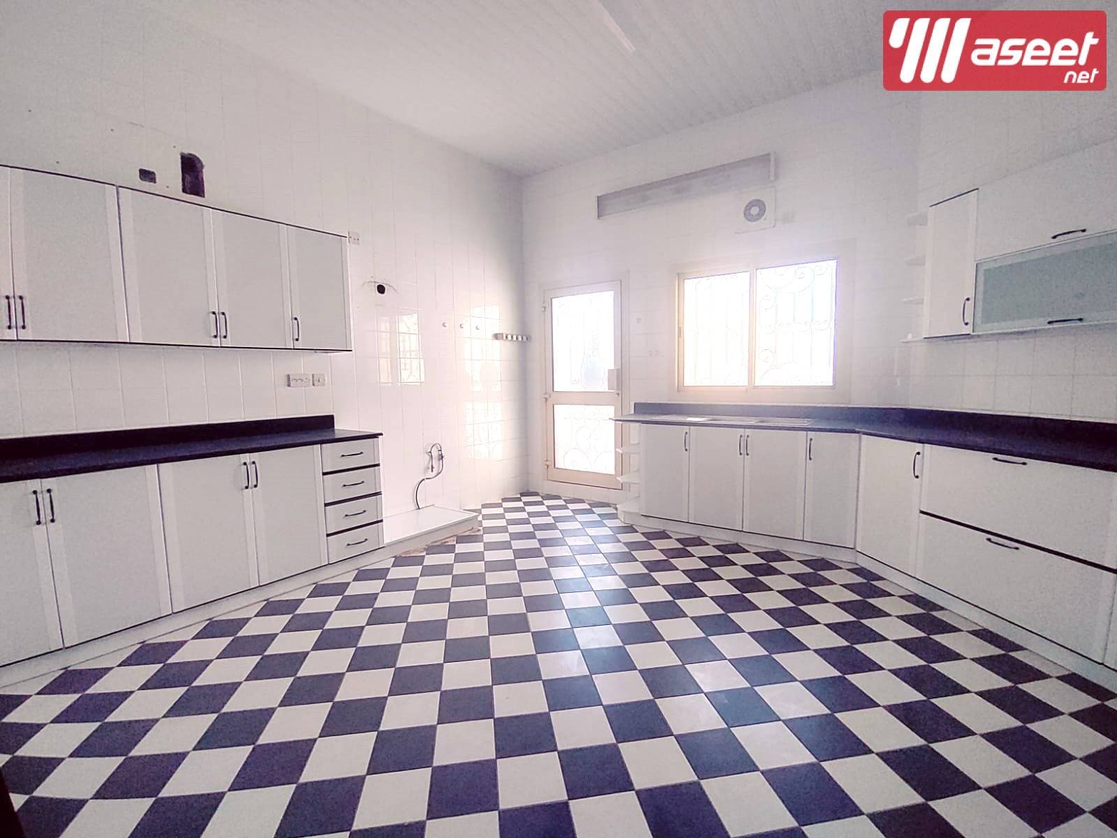 A huge 3-storey villa for sale in Tubli 3