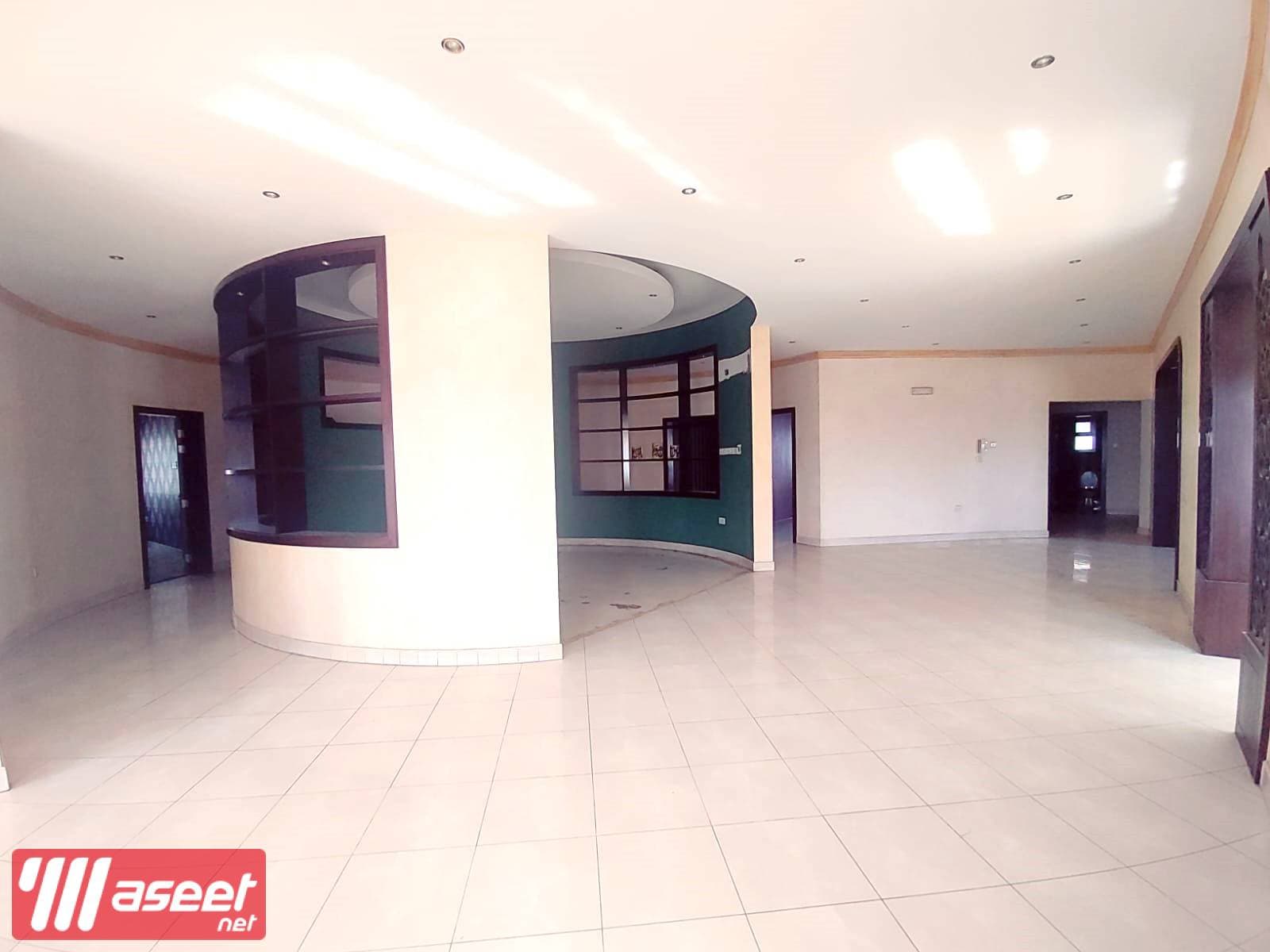 A huge 3-storey villa for sale in Tubli 7