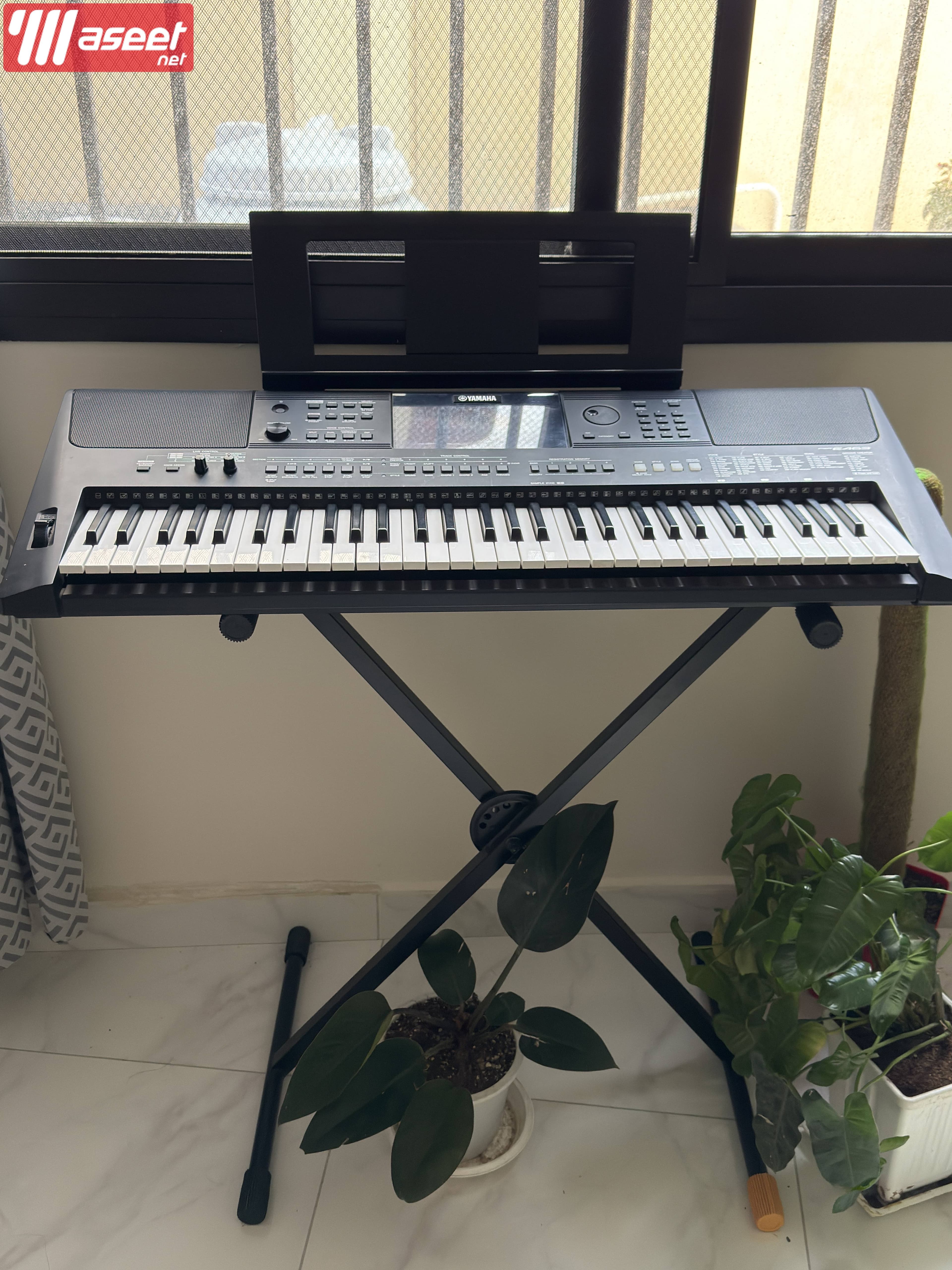 YAMAHA KEYBOARD 1