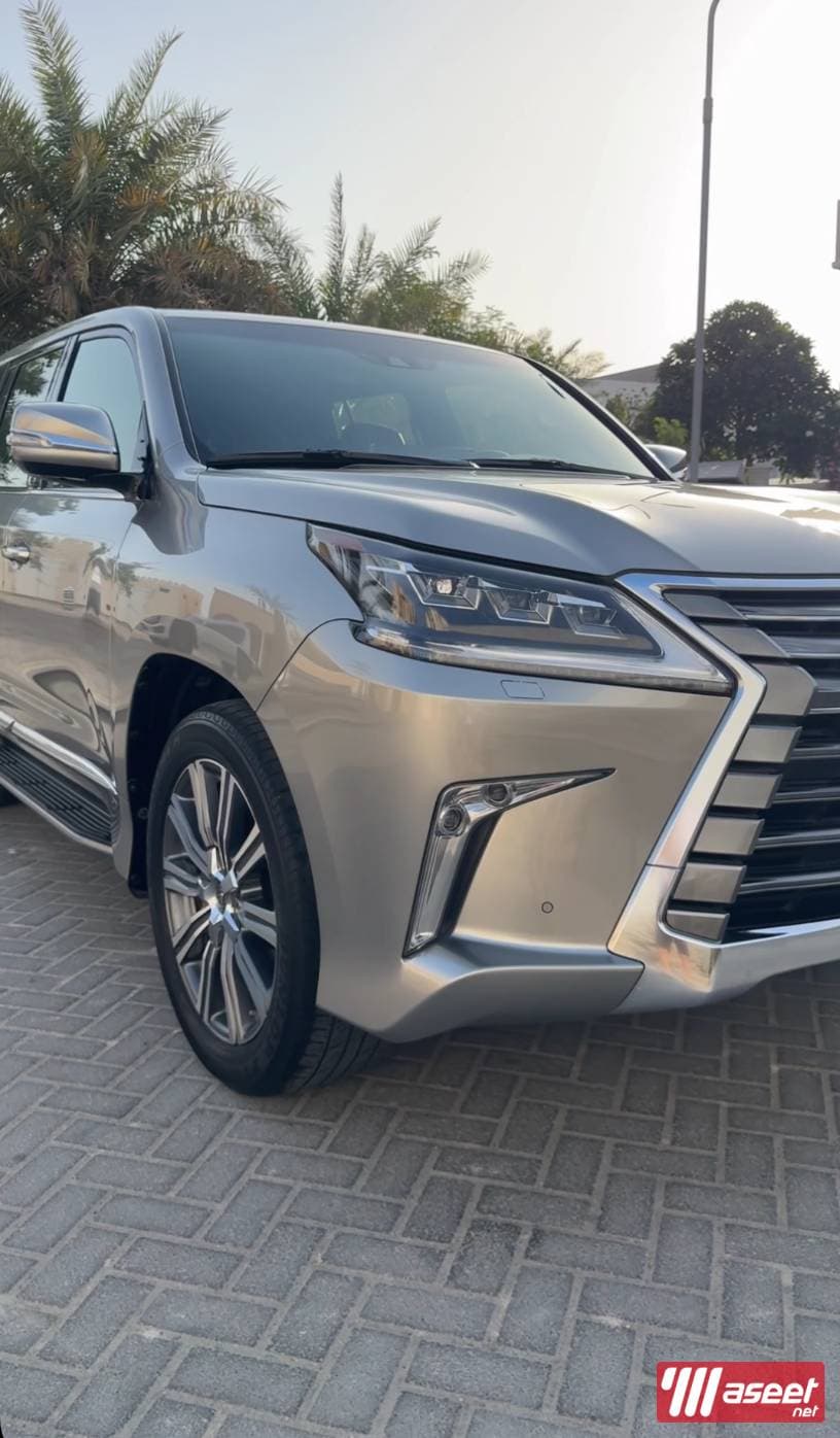 Lexus LX570 model 2017 3