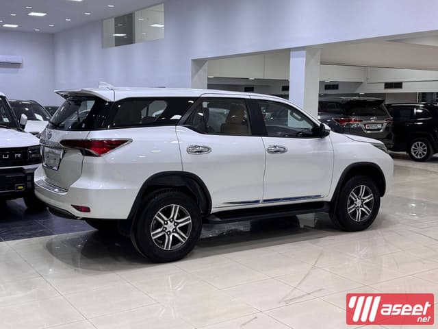 Toyota Fortuner 2025 (White)