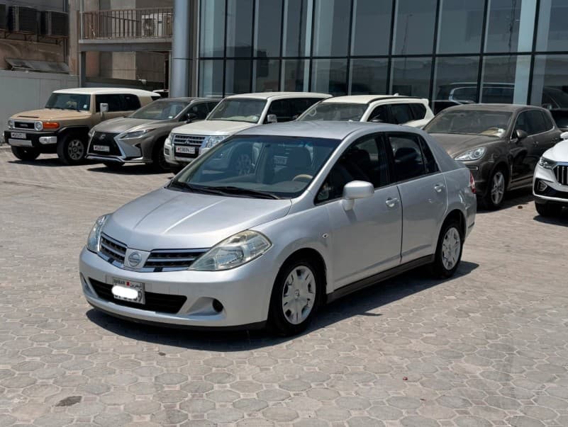 Nissan Tiida 2010 5