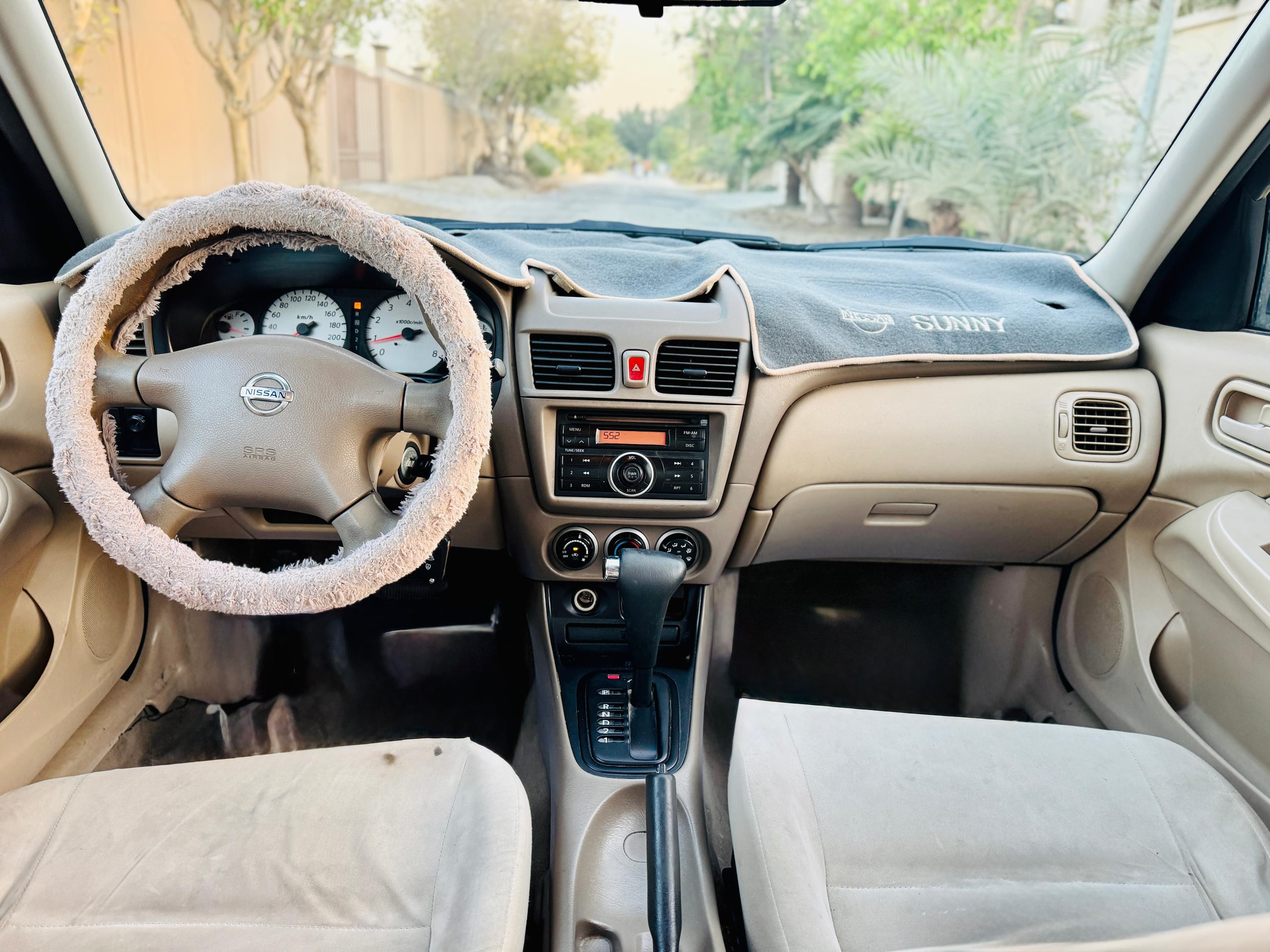 Nissan Sunny 2012  3