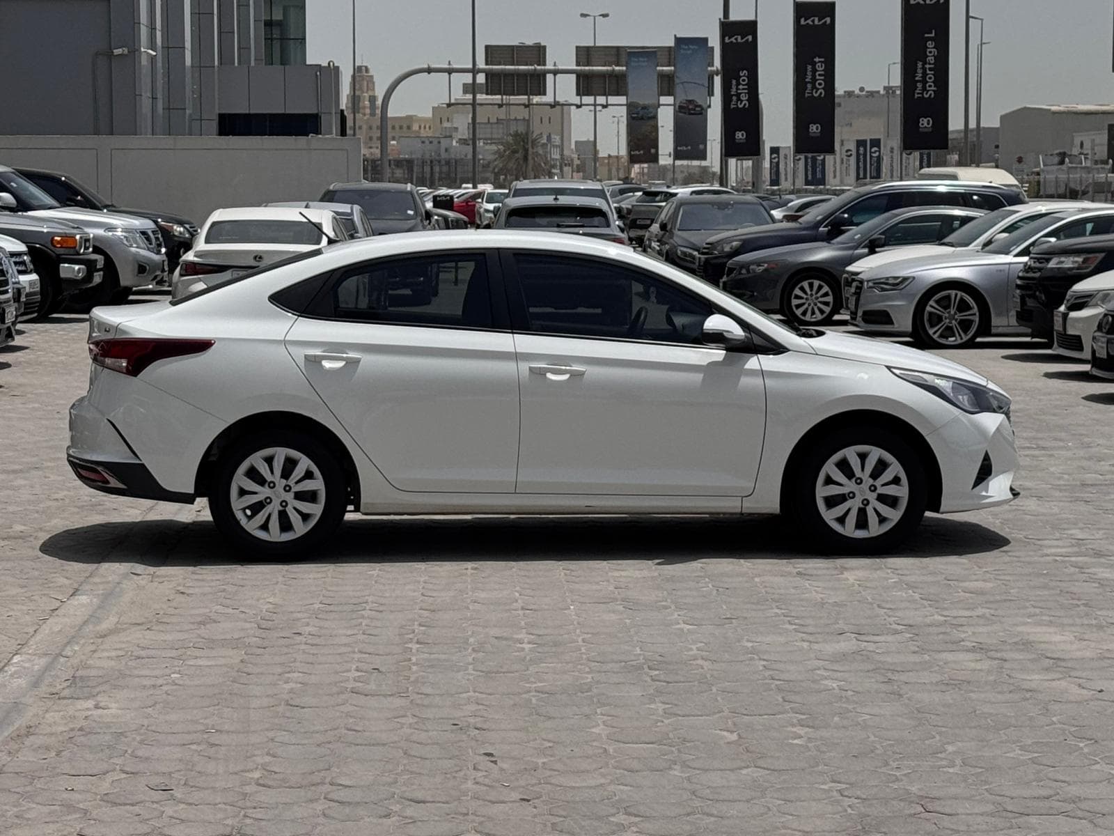 Hyundai Accent 2022 (White) 2