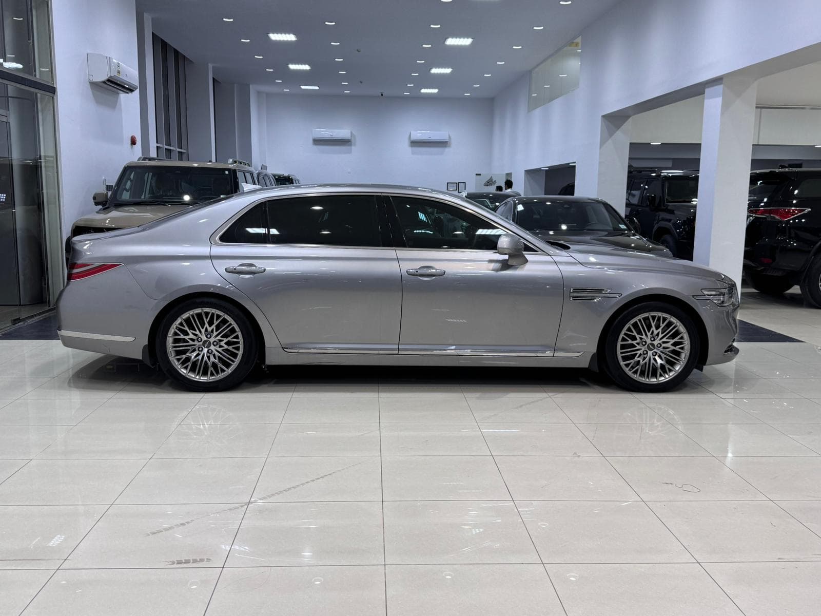Genesis G90 / 2021 (Silver) 1