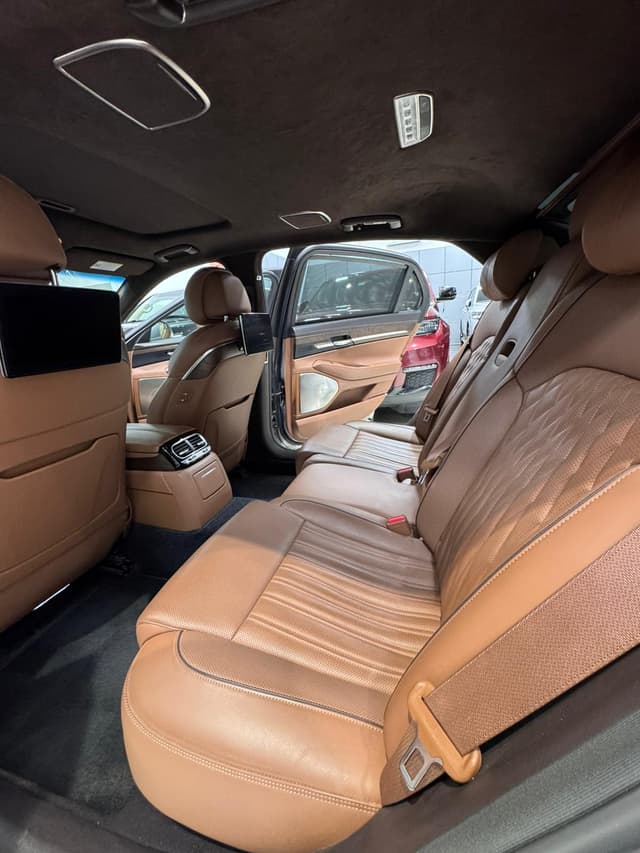 Genesis G90 / 2021 (Silver)
