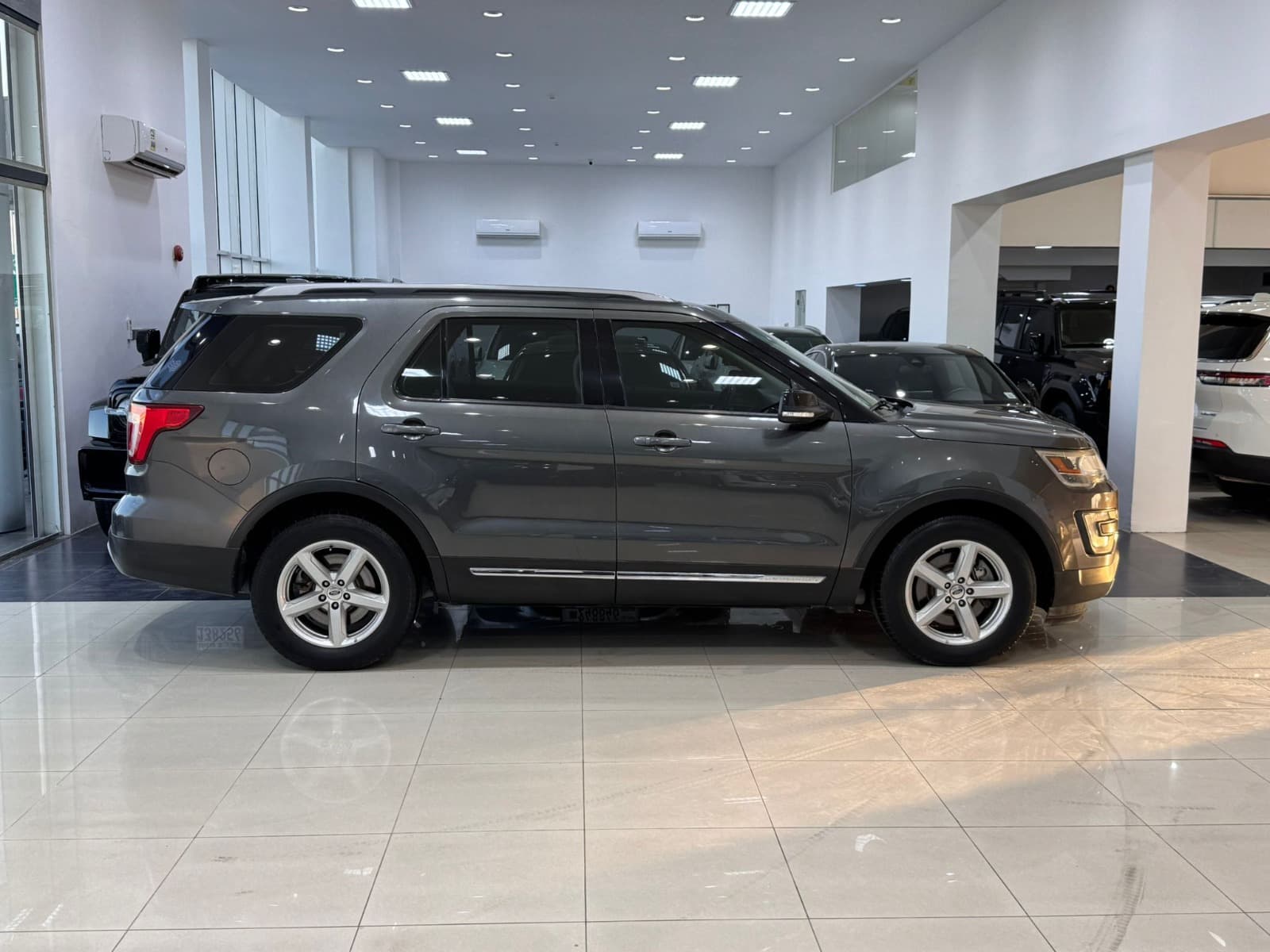 Ford Explorer 2017 (Grey) 1