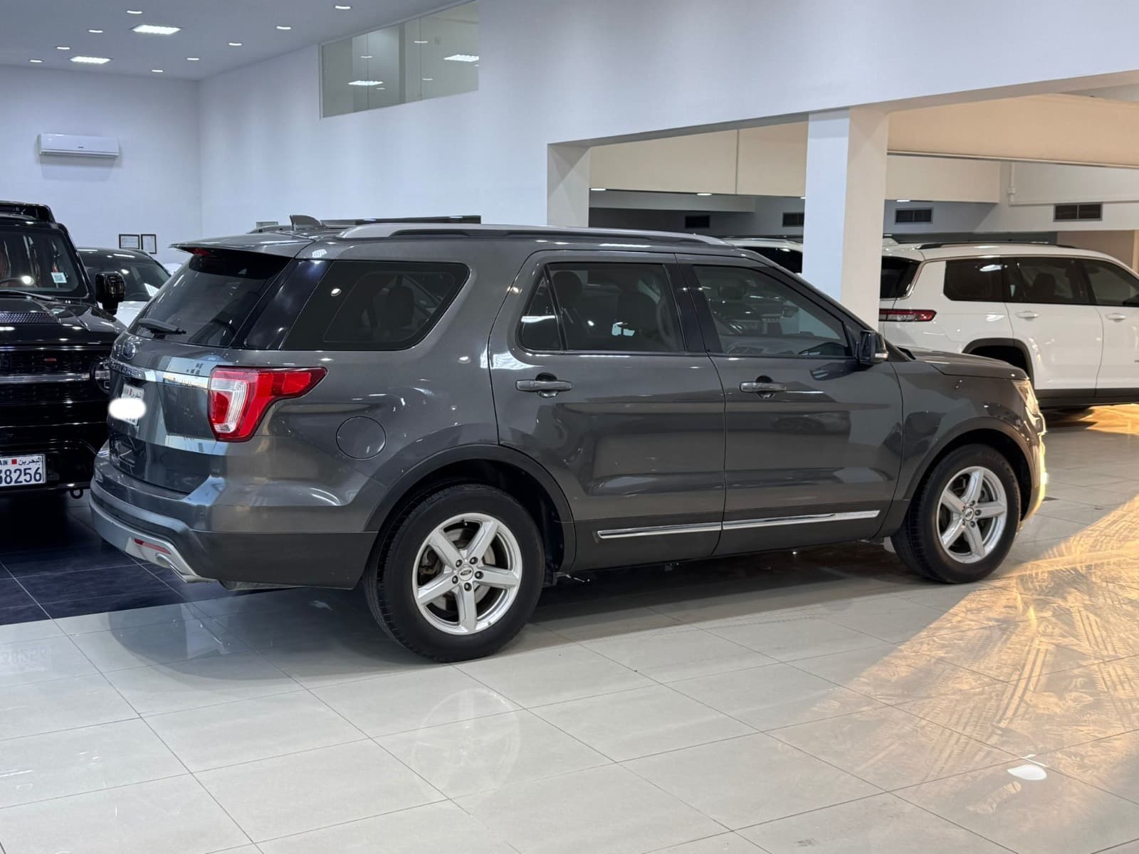 Ford Explorer 2017 (Grey) 4