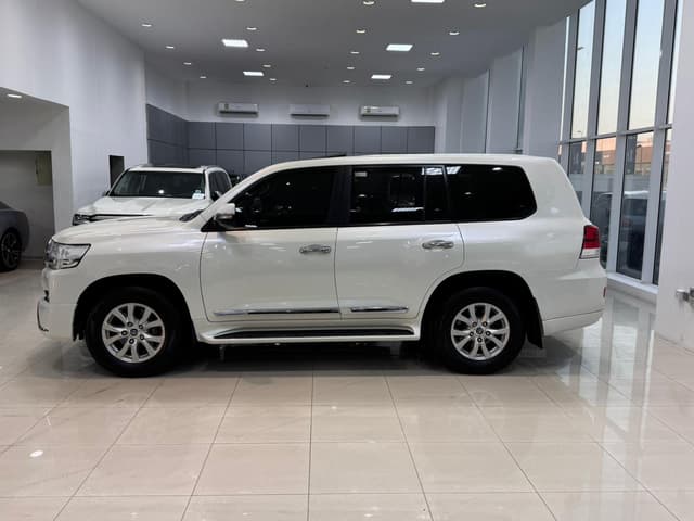 2017 Toyota Land Cruiser GX-R