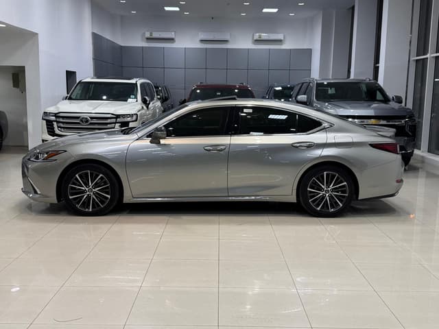 لكزس ES-350/2023 (فضي)