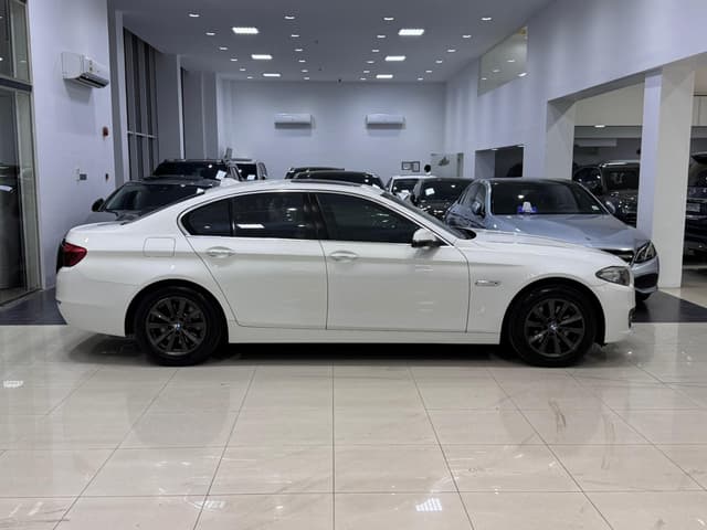 بي إم دبليو 520i 2015 (أبيض)