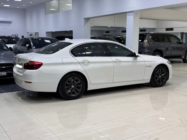 بي إم دبليو 520i 2015 (أبيض)