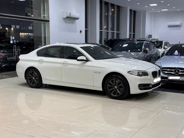 بي إم دبليو 520i 2015 (أبيض)