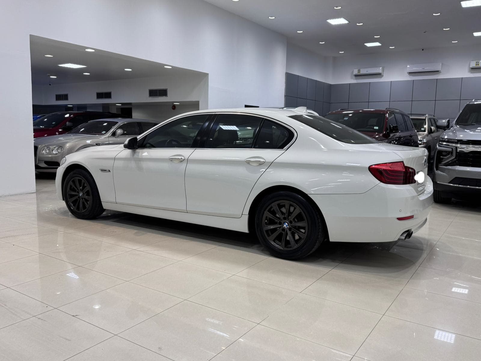 بي إم دبليو 520i 2015 (أبيض) 3