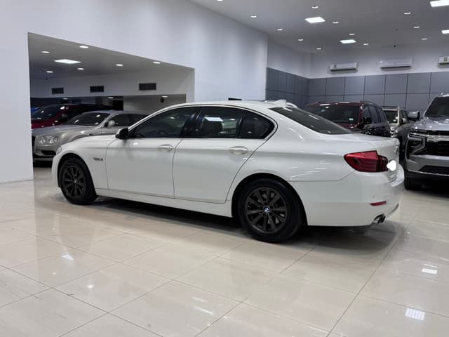 بي إم دبليو 520i 2015 (أبيض)