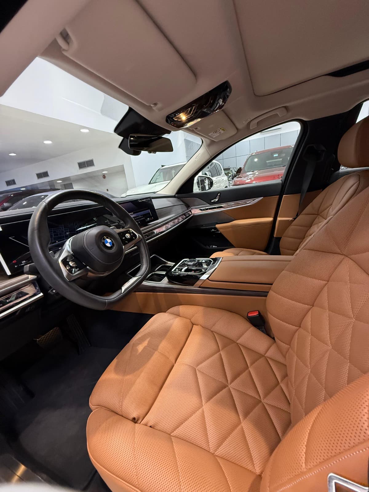 بي إم دبليو 740i 2023 (أبيض) 4