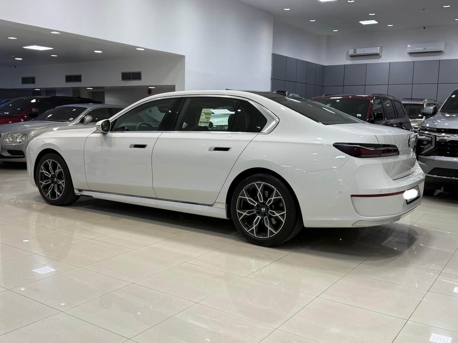 بي إم دبليو 740i 2023 (أبيض) 5