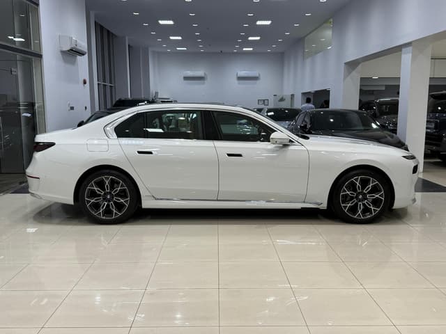بي إم دبليو 740i 2023 (أبيض)