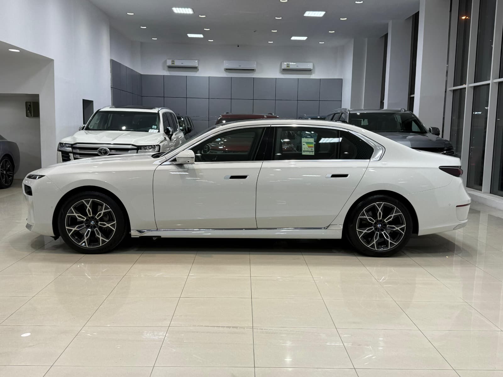 بي إم دبليو 740i 2023 (أبيض) 2