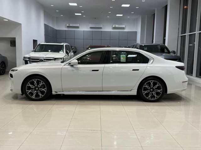 بي إم دبليو 740i 2023 (أبيض)