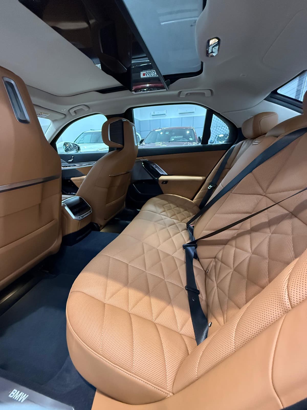 بي إم دبليو 740i 2023 (أبيض) 7