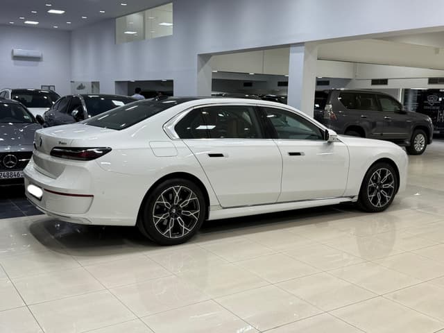 بي إم دبليو 740i 2023 (أبيض)