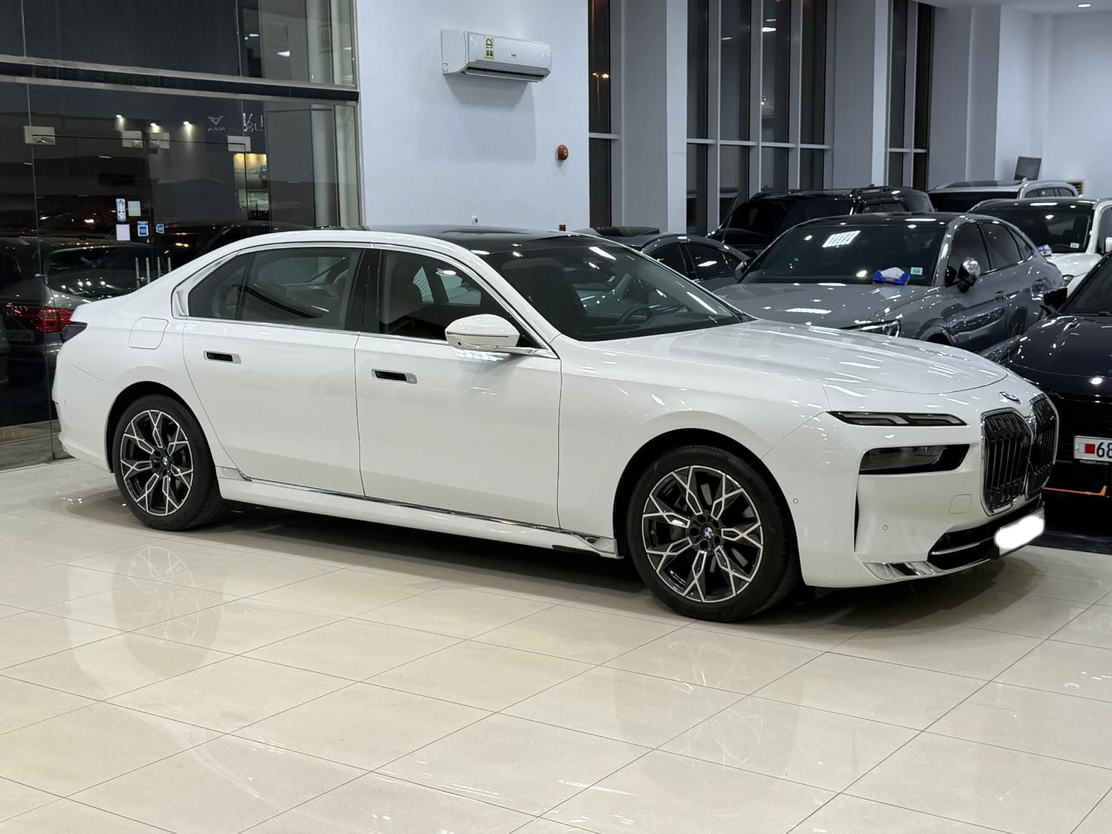 بي إم دبليو 740i 2023 (أبيض) 6