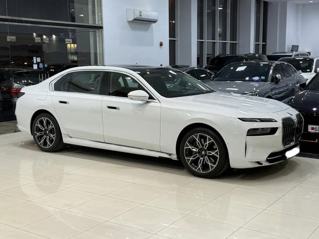بي إم دبليو 740i 2023 (أبيض)