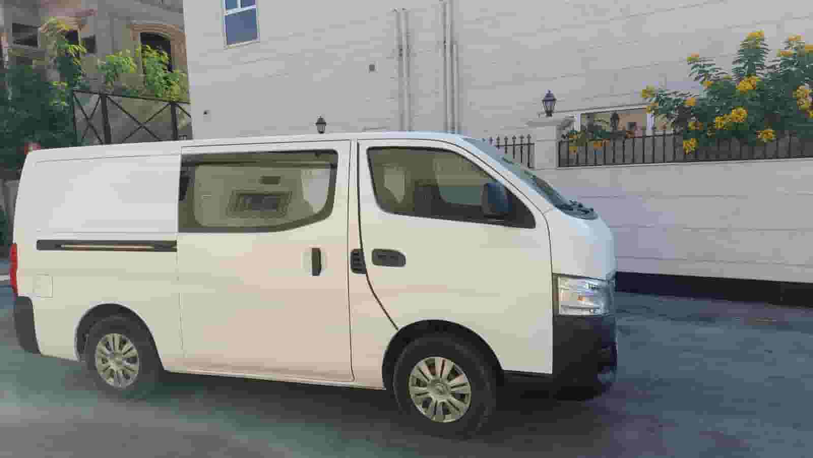 Nissan Nv 3500 UrVan Bus Half Cargo 6 Passanger Very Good Condation Nissan Nv 3500 UrVan Bus Half Cargo 6 Passanger Very Good Condation